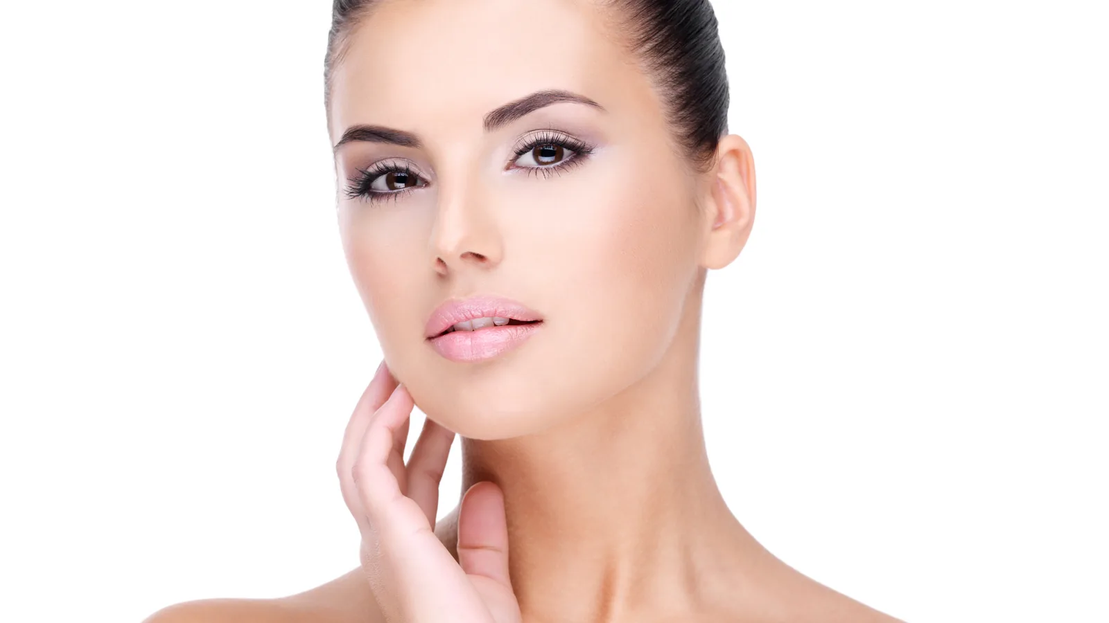 Frau mit dezentem Make-up, eine Hand am Hals